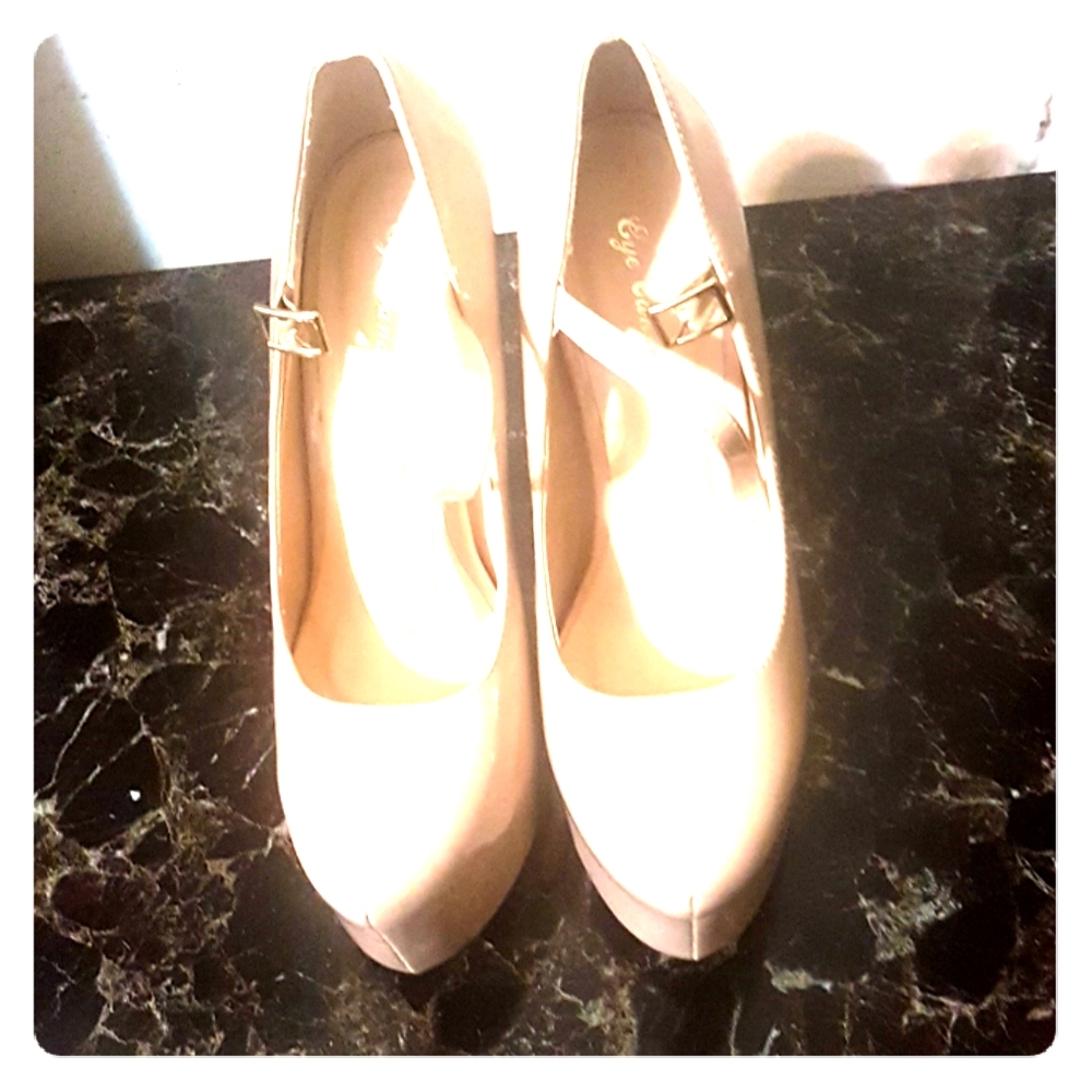 Platforms shoes with stap around the ankles.